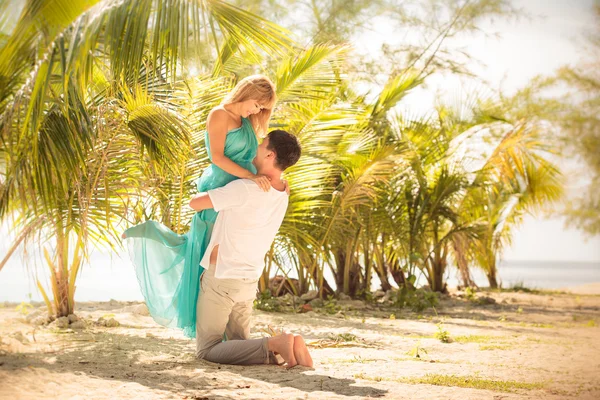 Joven feliz asiático pareja en luna de miel — Foto de Stock