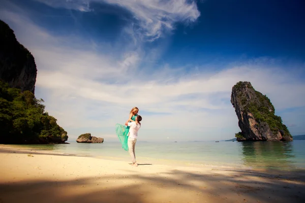 Młoda szczęśliwa para Azji na miesiąc miodowy — Zdjęcie stockowe