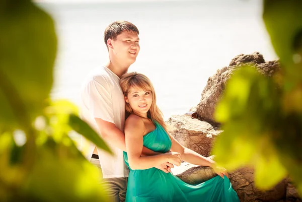 Joven feliz asiático pareja en isla — Foto de Stock