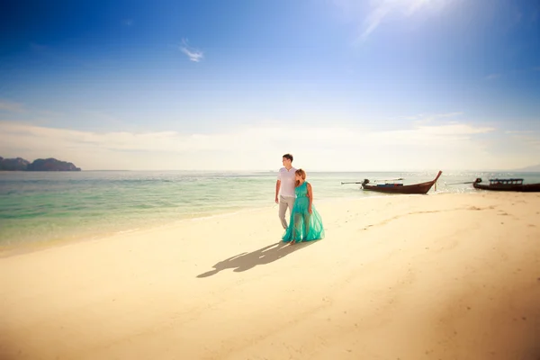Jeune heureux asiatique couple sur île — Photo