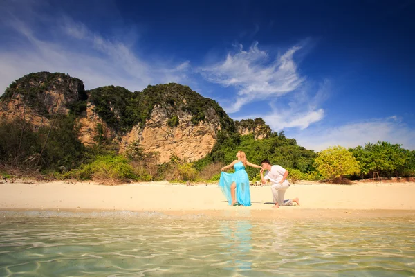 Jovem feliz asiático casal na ilha — Fotografia de Stock