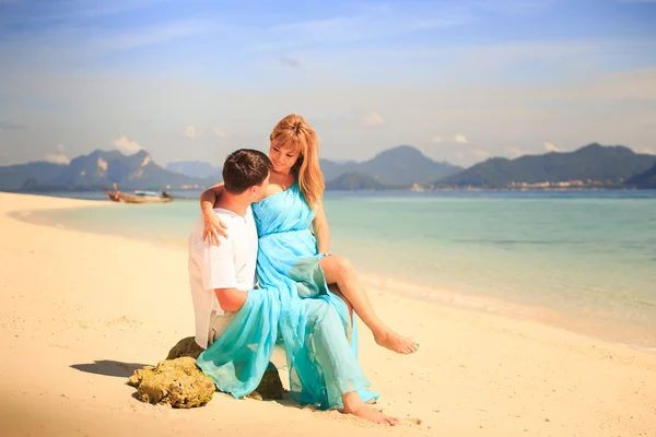 Young happy asian couple on island — Stock Photo, Image