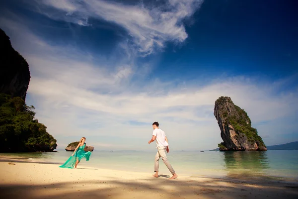 Young happy asian couple on honeymoon — Stock Photo, Image