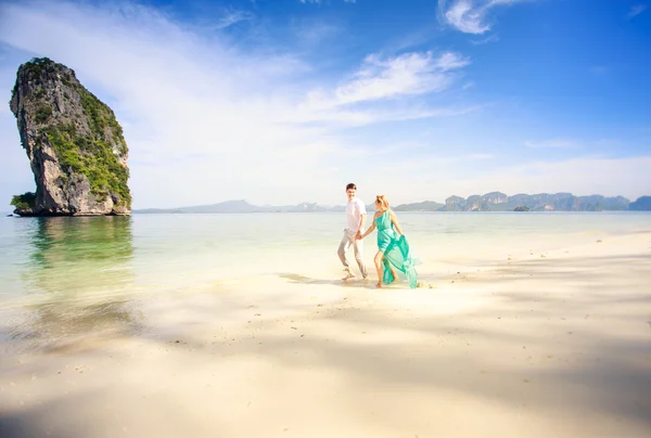 Giovane felice coppia asiatica in luna di miele — Foto Stock