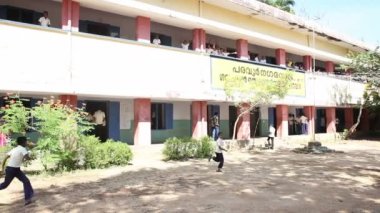 Hintli çocuk okulda