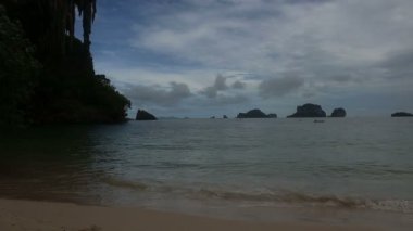 Adanın dalgaların deniz kıyısında