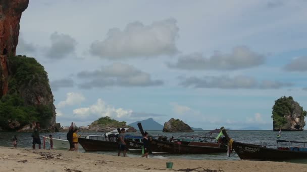 Les touristes marchent jusqu'au rivage des bateaux à moteur — Video