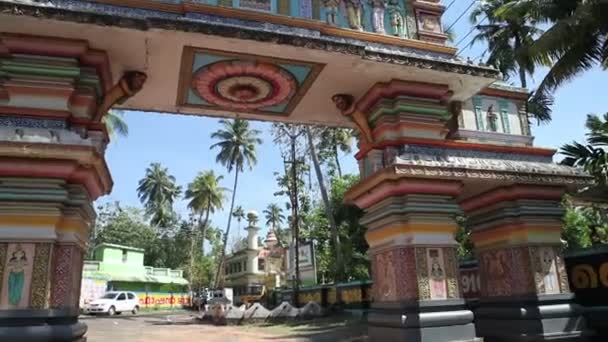 Ворота с индийскими скульптурами и орнаментами — стоковое видео