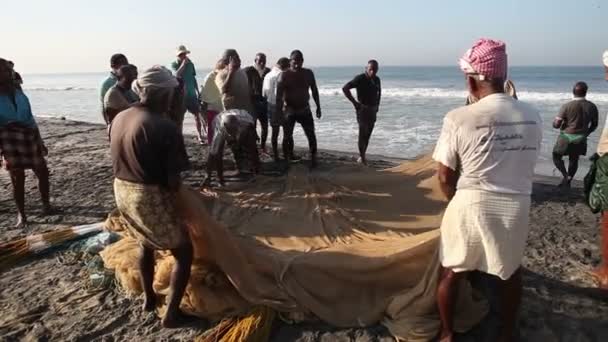 Les pêcheurs tirent le réseau — Video