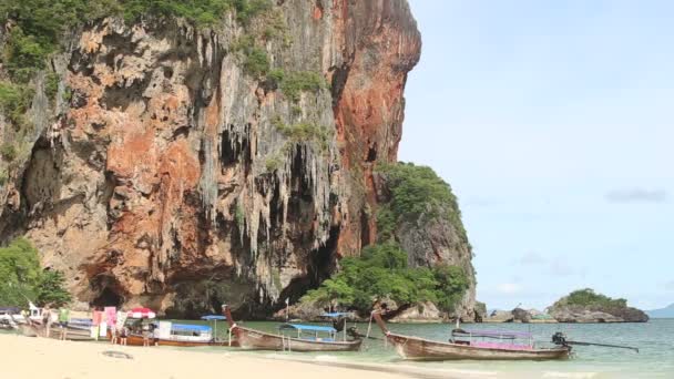 Longtail boten afgemeerd aan zee in Thailand — Stockvideo