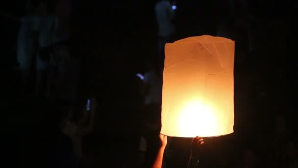 Lanterna chinesa voar no céu — Vídeo de Stock