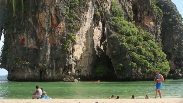 Adanın kumlu plajda otururken turist — Stok video