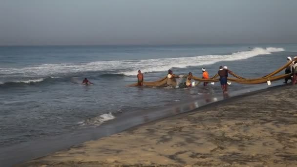 Los pescadores tiran de la red — Vídeo de stock