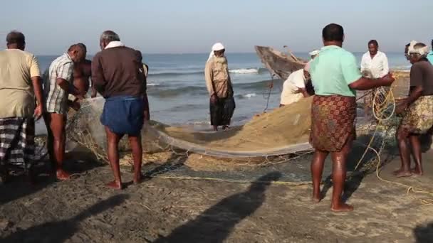 Pescadores puxam a rede — Vídeo de Stock
