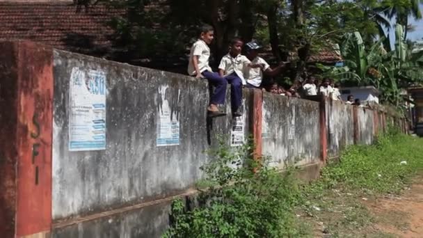 Индийские дети за забором — стоковое видео