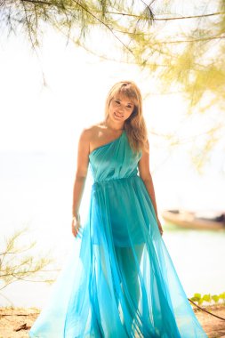 adada mutlu genç Asyalı kız