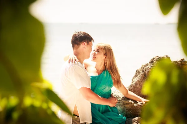 Mladá asijská šťastný pár na ostrově — Stock fotografie