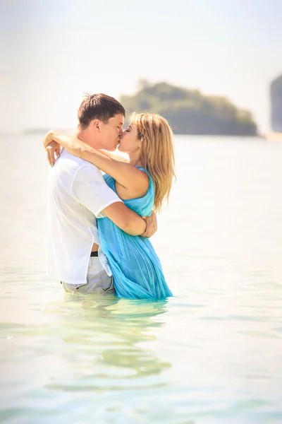 Mladá asijská šťastný pár na ostrově — Stock fotografie