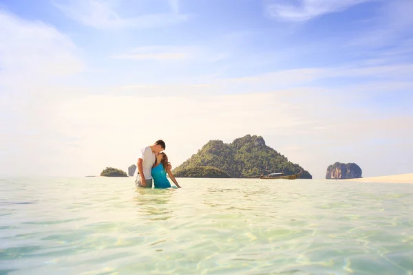 Unga asiatiska lyckliga par på ön — Stockfoto