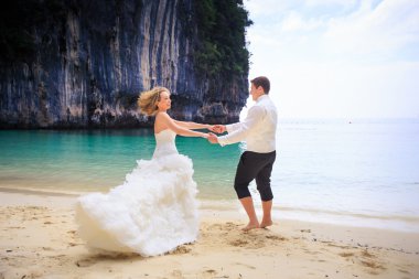 Sarışın gelin ve yakışıklı damat