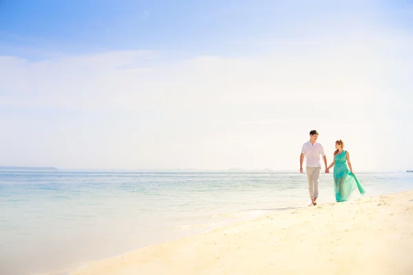 Jonge gelukkige Aziatische paar op huwelijksreis — Stockfoto