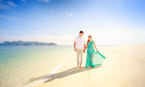 Young happy asian couple on honeymoon — Stock Photo, Image