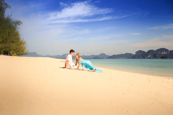 Jeune heureux asiatique couple sur île — Photo