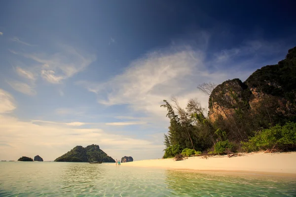 Giovane felice coppia asiatica sull'isola — Foto Stock