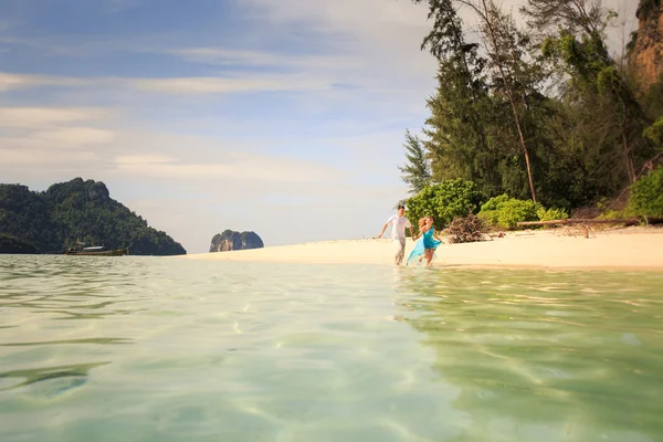 Joven feliz asiático pareja en isla — Foto de Stock