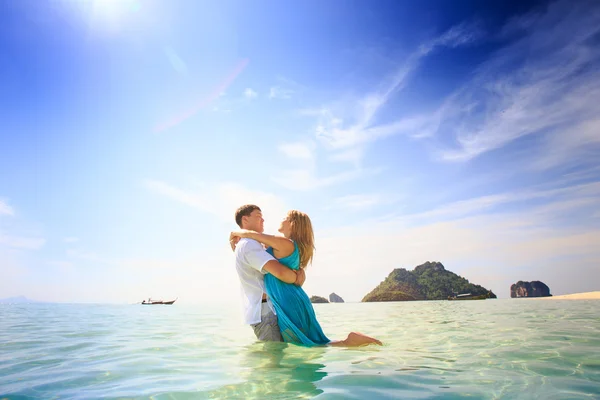 Joven feliz asiático pareja en isla — Foto de Stock