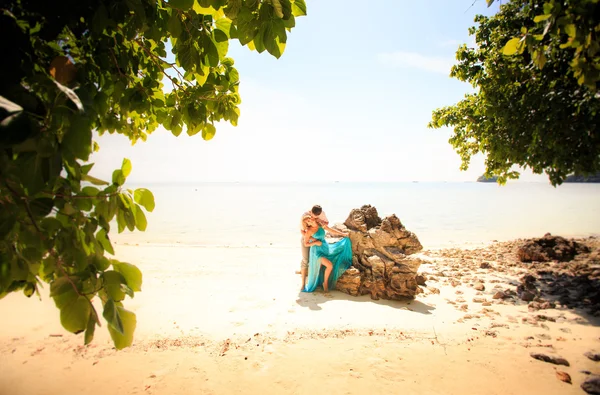 Jovem feliz asiático casal na ilha — Fotografia de Stock