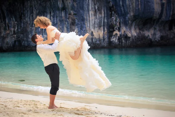 Blond brud och stilig kusk — Stockfoto