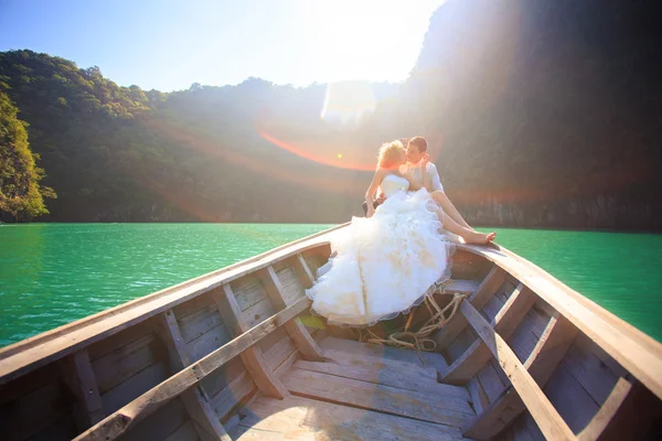 Blonde bruid en knappe bruidegom op boot — Stockfoto