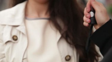 adam holding şemsiyesi