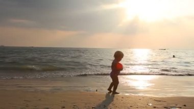 Şirin Bebek kız tropikal plaj