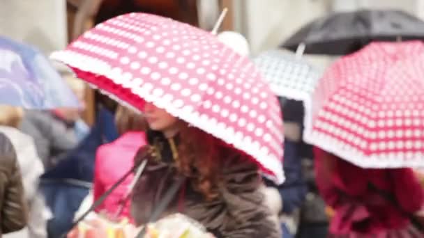 People with umbrellas in city — Stock Video