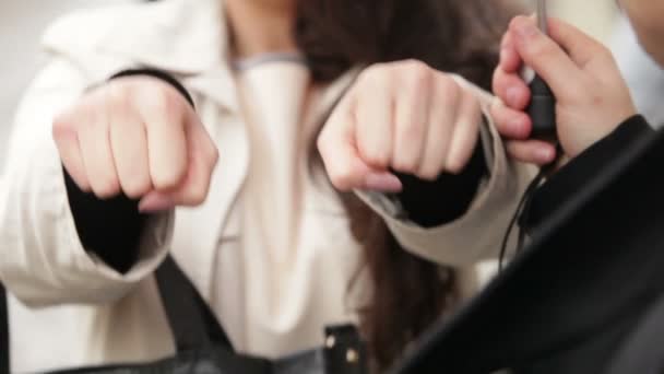 Женщина с признаками кулаков догадок — стоковое видео