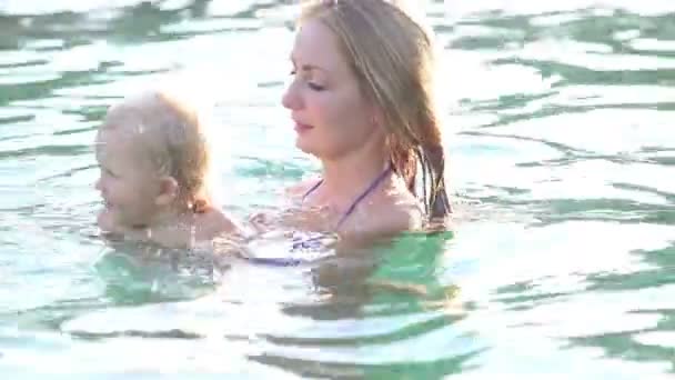 Mor med far och barn simning — Stockvideo