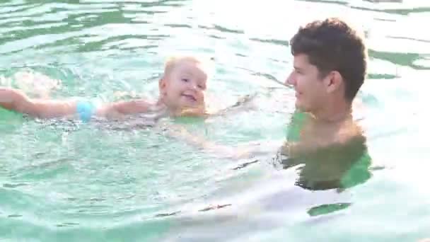 Pappa med dotter i vatten — Stockvideo
