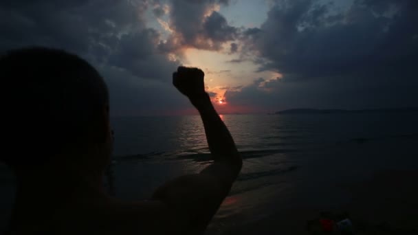 Мужской силуэт над закатом неба — стоковое видео