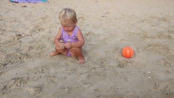 可爱的蹒跚学步热带海滩上的女孩 — 图库视频影像