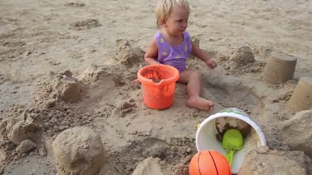 Söta barn girl på tropical beach — Stockvideo