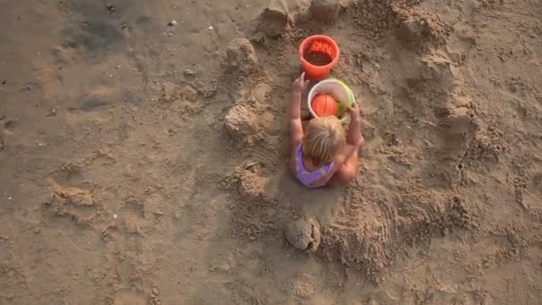 Schattig peuter meisje op tropisch strand — Stockvideo