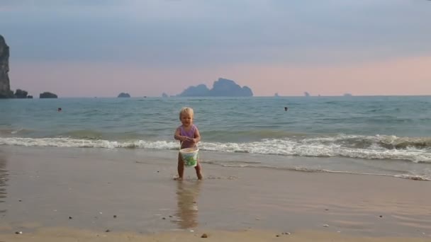 Bystry maluch dziewczyna na tropikalnej plaży — Wideo stockowe