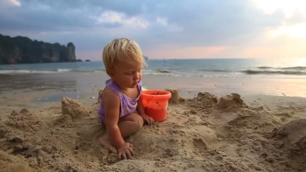 Милая малышка на тропическом пляже — стоковое видео