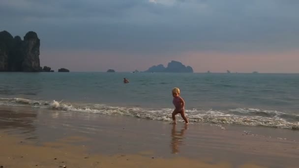 Menina bonito na praia tropical — Vídeo de Stock