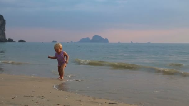 Menina bonito na praia tropical — Vídeo de Stock