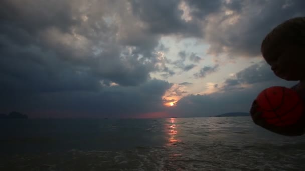 Menina bonito na praia tropical — Vídeo de Stock