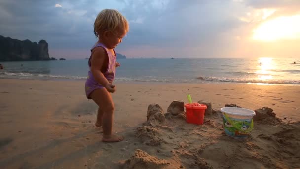 Söta barn girl på tropical beach — Stockvideo