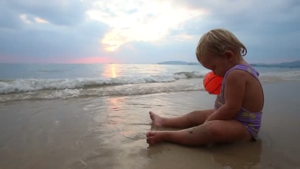 Cute toddler girl on tropical beach — Stock Video